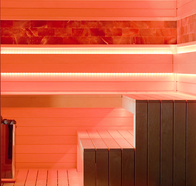 Finská sauna s červeným LED osvětlením a himalájskou solí